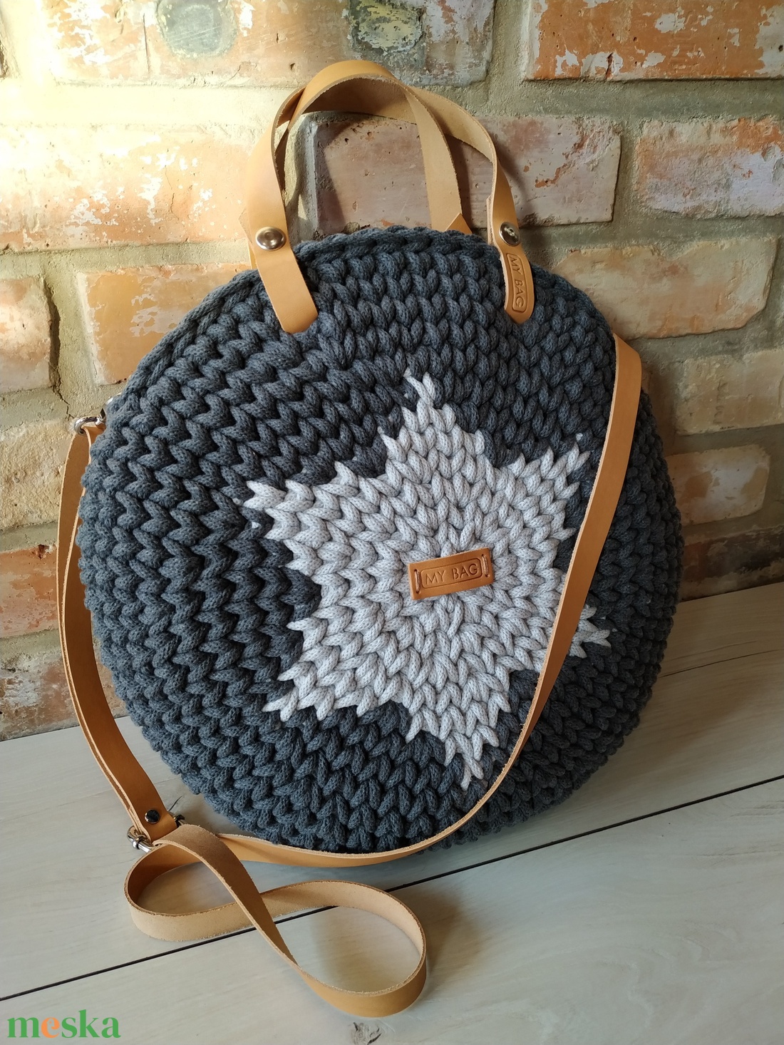 Horgolt női körtáska antracit színben - világosszürke ill. mustársárga csillaggal a közepén - Crossbody - táska & tok - kézitáska & válltáska - vállon átvethető táska - Meska.hu