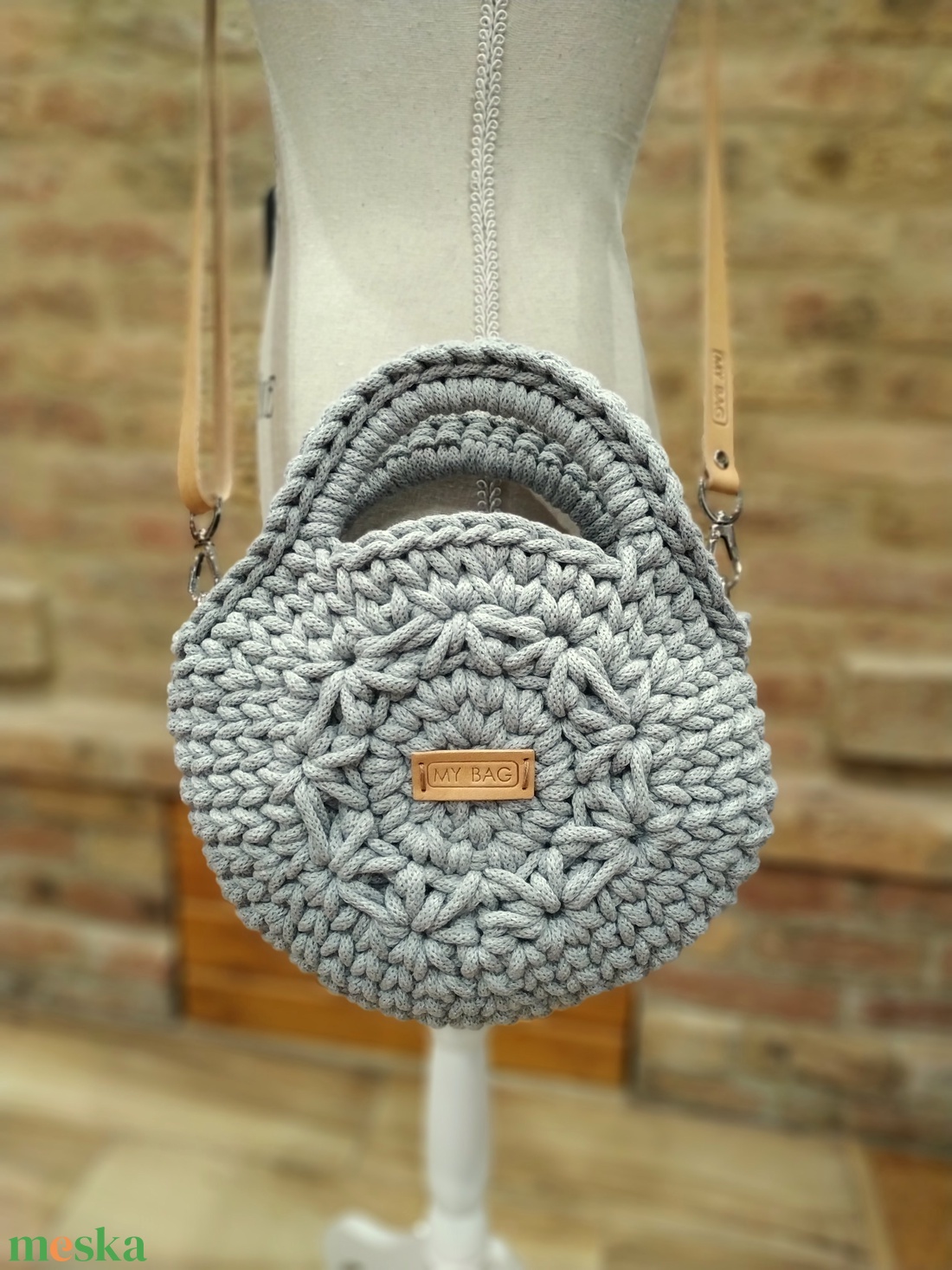 Horgolt női körtáska - MINI - jázmin mintával a közepén - Crossbody - VILÁGOSSZÜRKE - táska & tok - kézitáska & válltáska - vállon átvethető táska - Meska.hu Horgolt női körtáska - MINI - jázmin mintával a közepén - Crossbody - VILÁGOSSZÜRKE - táska & tok - kézitáska & válltáska - vállon átvethető táska - Meska.hu