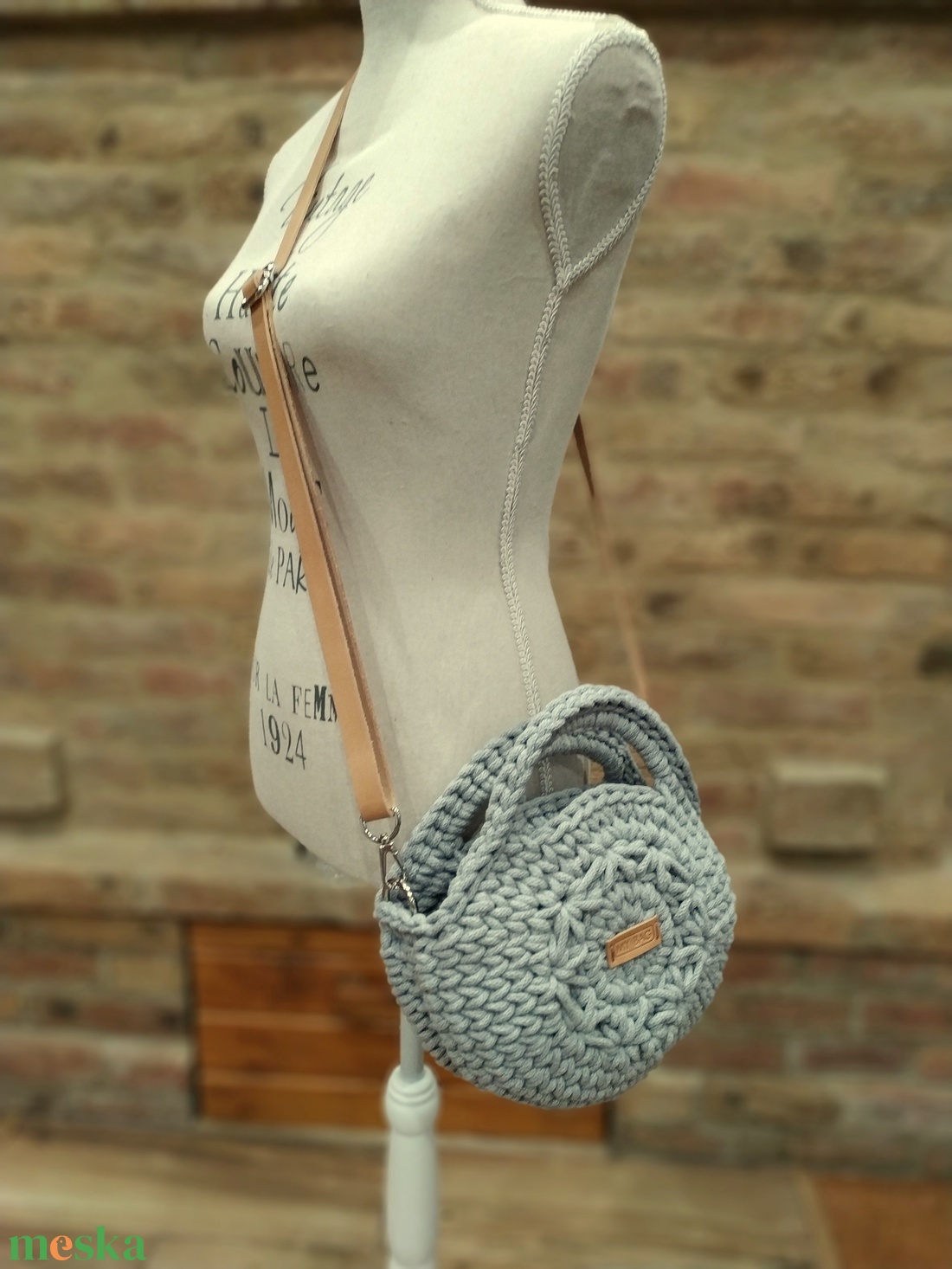 Horgolt női körtáska - MINI - jázmin mintával a közepén - Crossbody - VILÁGOSSZÜRKE - táska & tok - kézitáska & válltáska - vállon átvethető táska - Meska.hu Horgolt női körtáska - MINI - jázmin mintával a közepén - Crossbody - VILÁGOSSZÜRKE - táska & tok - kézitáska & válltáska - vállon átvethető táska - Meska.hu