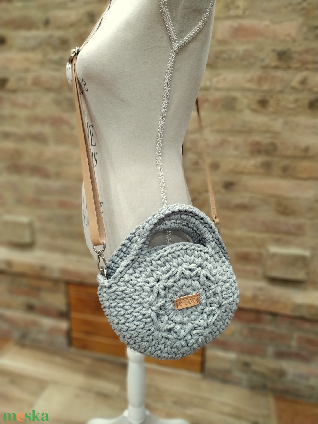 Horgolt női körtáska - MINI - jázmin mintával a közepén - Crossbody - VILÁGOSSZÜRKE - táska & tok - kézitáska & válltáska - vállon átvethető táska - Meska.hu Horgolt női körtáska - MINI - jázmin mintával a közepén - Crossbody - VILÁGOSSZÜRKE - táska & tok - kézitáska & válltáska - vállon átvethető táska - Meska.hu