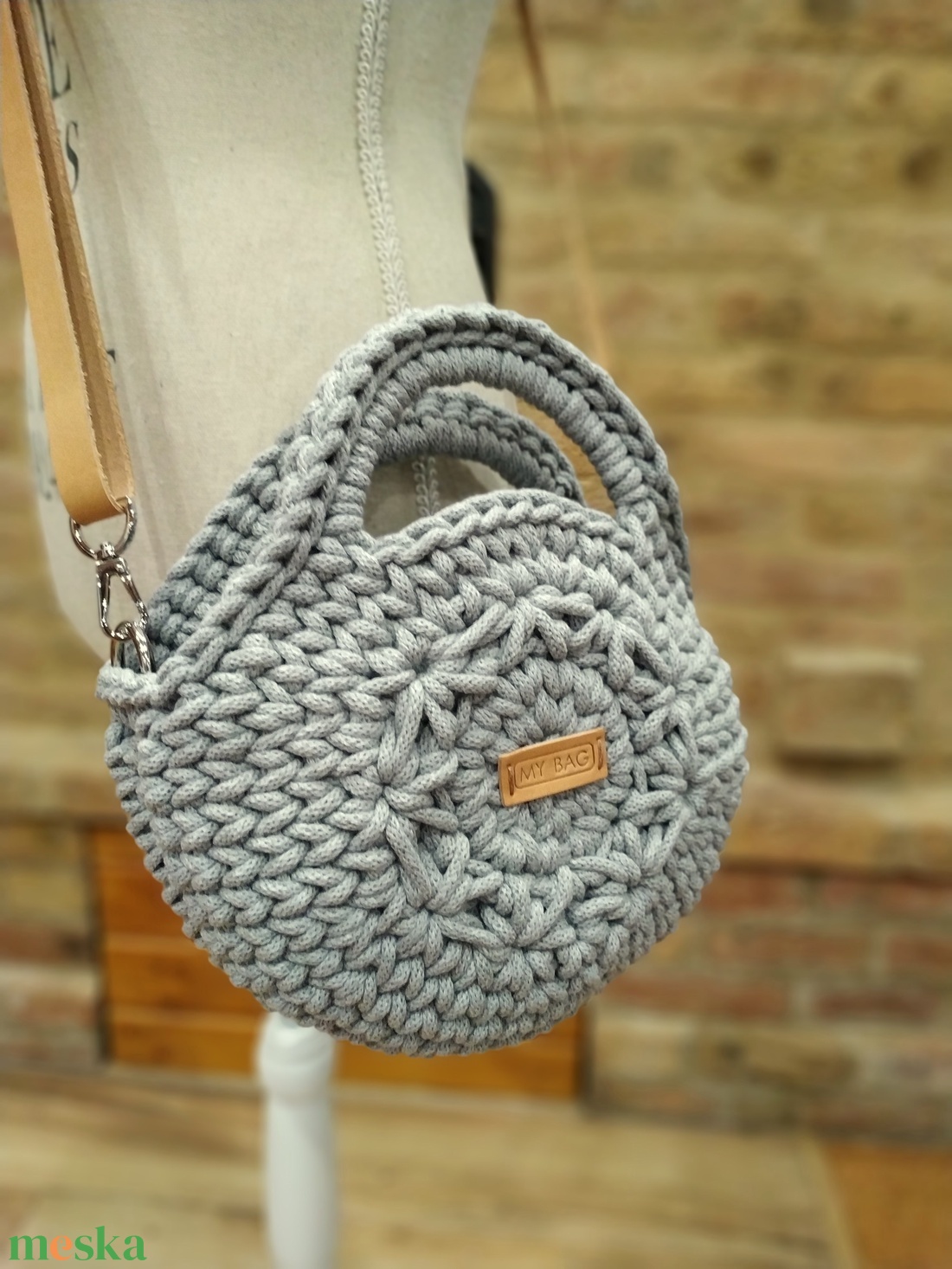 Horgolt női körtáska - MINI - jázmin mintával a közepén - Crossbody - VILÁGOSSZÜRKE - táska & tok - kézitáska & válltáska - vállon átvethető táska - Meska.hu Horgolt női körtáska - MINI - jázmin mintával a közepén - Crossbody - VILÁGOSSZÜRKE - táska & tok - kézitáska & válltáska - vállon átvethető táska - Meska.hu