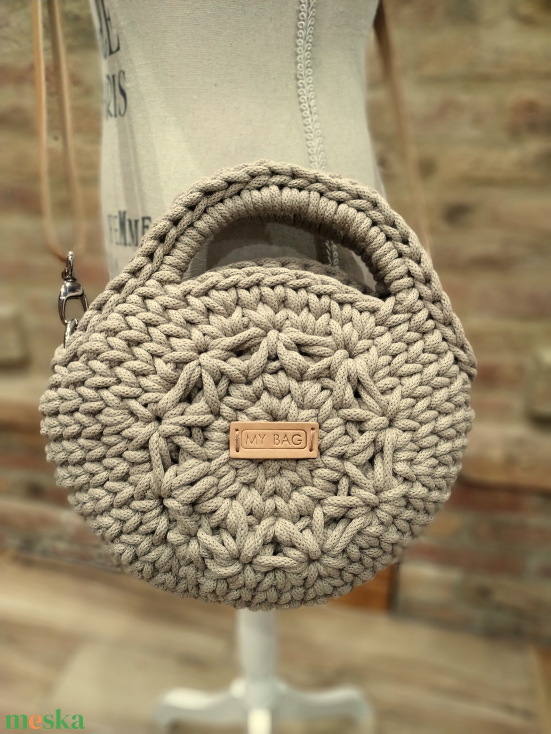 Horgolt női körtáska - MINI - jázmin mintával a közepén - Crossbody - HOMOK - táska & tok - kézitáska & válltáska - vállon átvethető táska - Meska.hu
