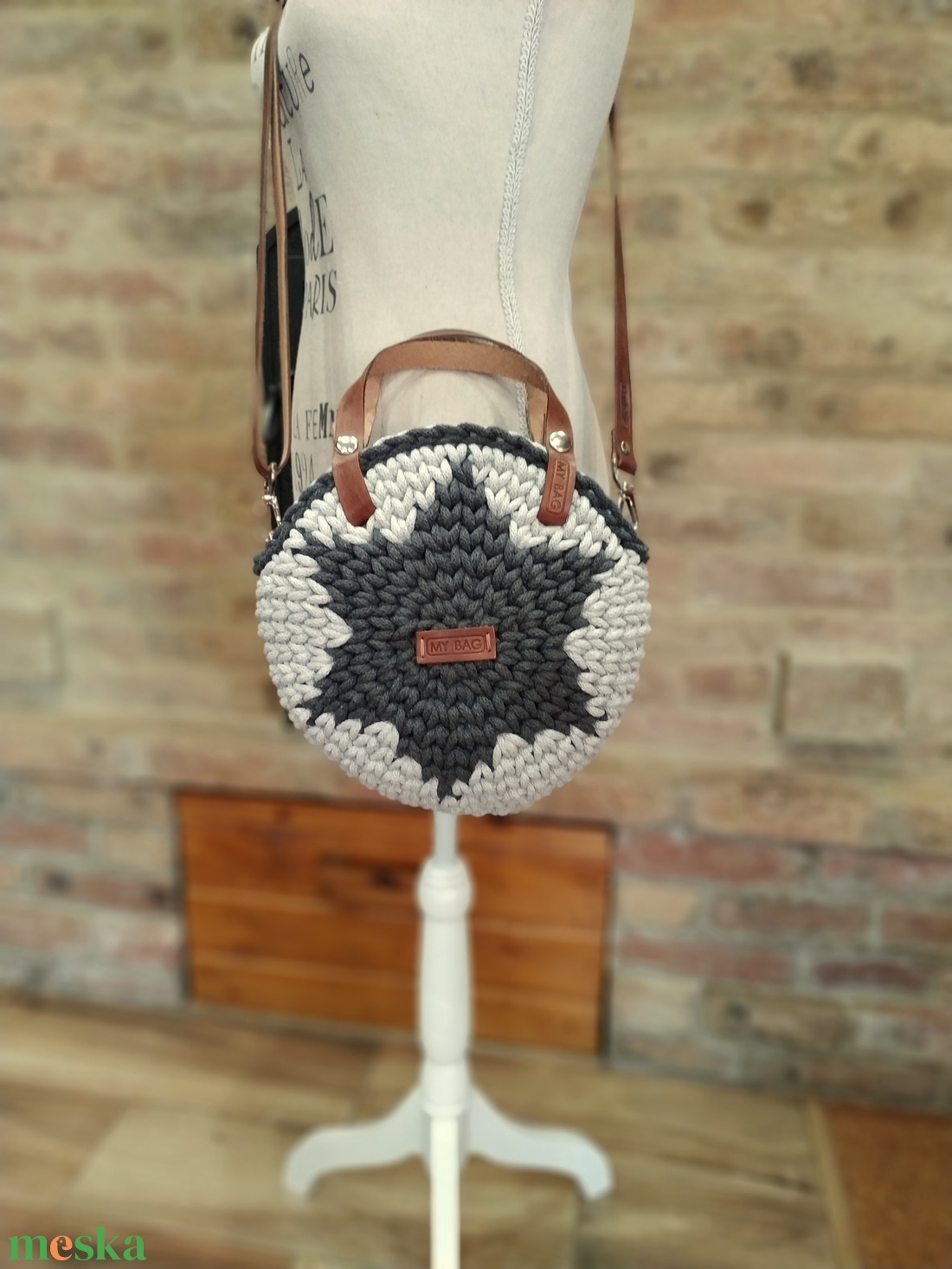 Horgolt női körtáska - MINI - csillaggal a közepén - Crossbody - VILÁGOSSZÜRKE / ANTRACIT - táska & tok - kézitáska & válltáska - vállon átvethető táska - Meska.hu