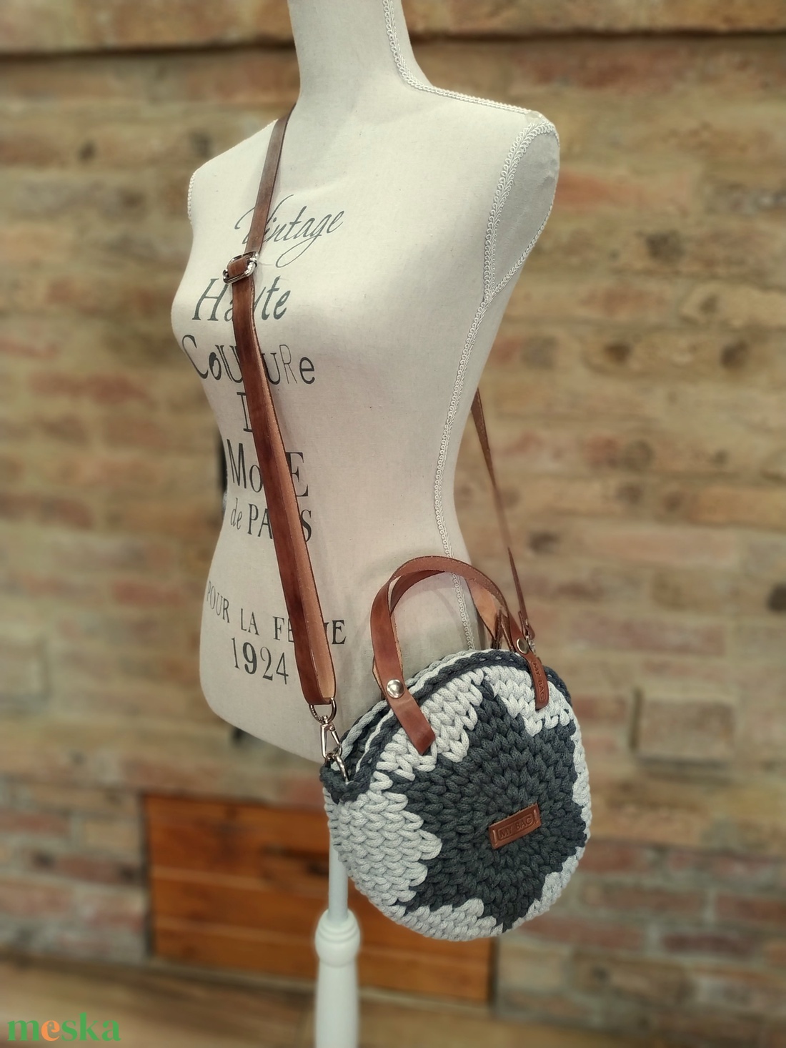 Horgolt női körtáska - MINI - csillaggal a közepén - Crossbody - VILÁGOSSZÜRKE / ANTRACIT - táska & tok - kézitáska & válltáska - vállon átvethető táska - Meska.hu