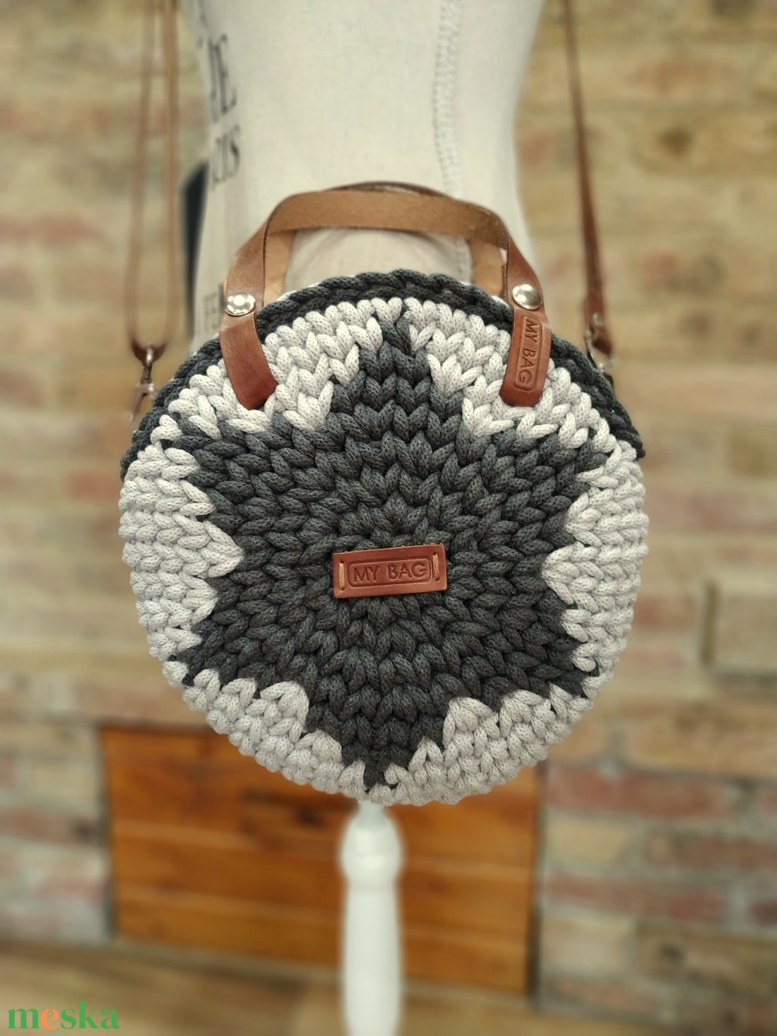 Horgolt női körtáska - MINI - csillaggal a közepén - Crossbody - VILÁGOSSZÜRKE / ANTRACIT - táska & tok - kézitáska & válltáska - vállon átvethető táska - Meska.hu