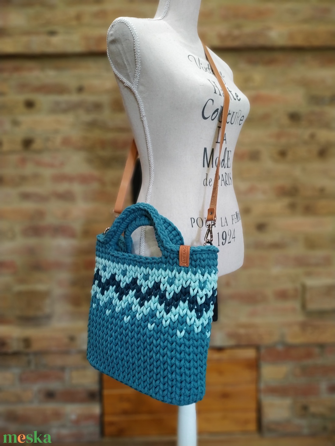 Horgolt női crossbody táska teal színben bőr vállpánttal - Cikk-cakk mintával - BIG - táska & tok - kézitáska & válltáska - vállon átvethető táska - Meska.hu Horgolt női crossbody táska teal színben bőr vállpánttal - Cikk-cakk mintával - BIG - táska & tok - kézitáska & válltáska - vállon átvethető táska - Meska.hu