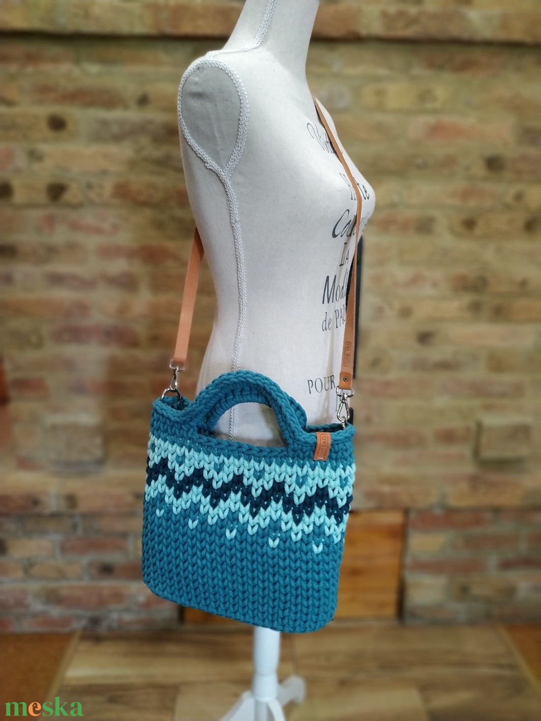 Horgolt női crossbody táska teal színben bőr vállpánttal - Cikk-cakk mintával - BIG - táska & tok - kézitáska & válltáska - vállon átvethető táska - Meska.hu Horgolt női crossbody táska teal színben bőr vállpánttal - Cikk-cakk mintával - BIG - táska & tok - kézitáska & válltáska - vállon átvethető táska - Meska.hu