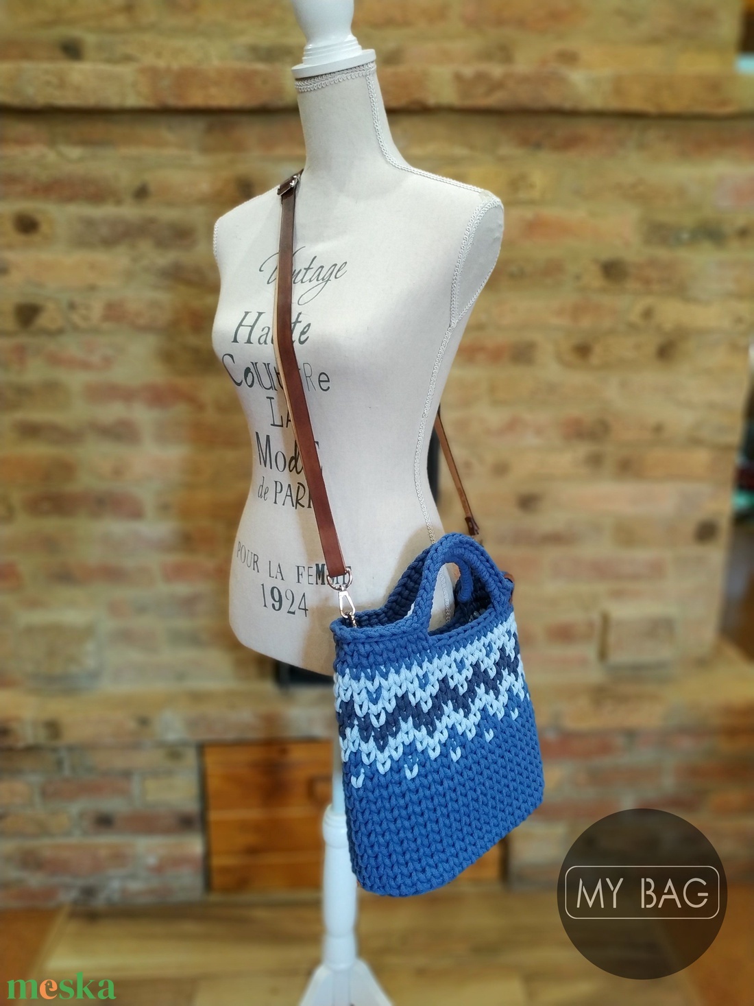 Horgolt női crossbody táska FARMERKÉK színben bőr vállpánttal - Cikk-cakk mintával - BIG - táska & tok - kézitáska & válltáska - vállon átvethető táska - Meska.hu Horgolt női crossbody táska FARMERKÉK színben bőr vállpánttal - Cikk-cakk mintával - BIG - táska & tok - kézitáska & válltáska - vállon átvethető táska - Meska.hu