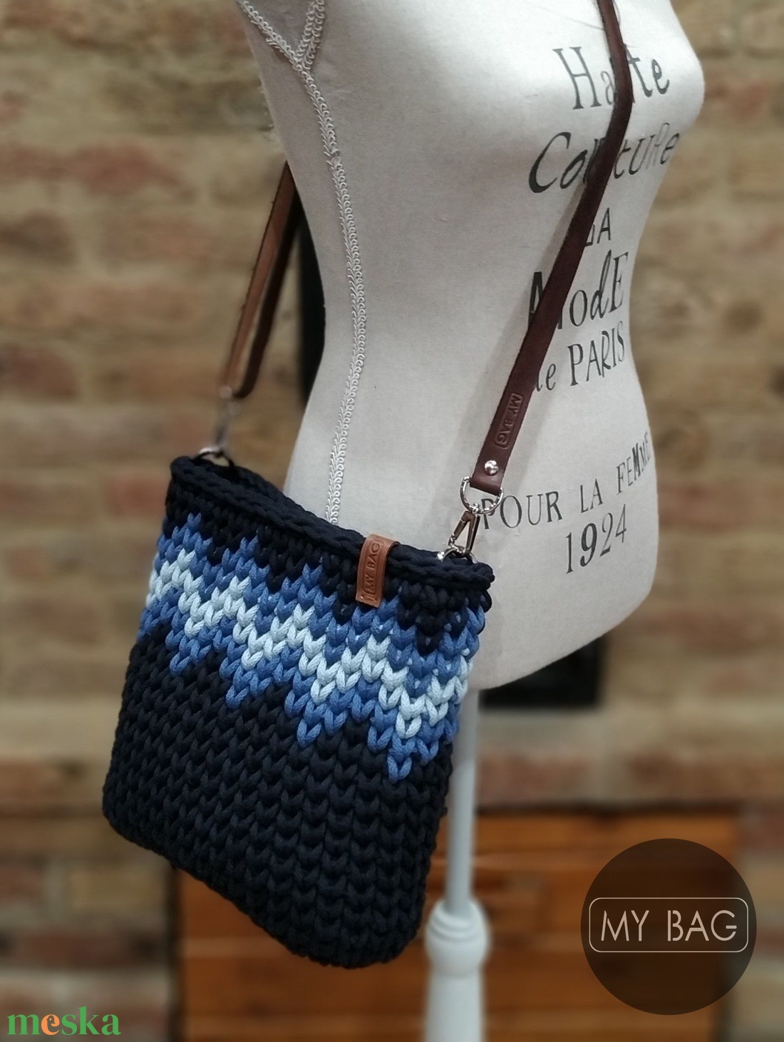 Horgolt női crossbody táska NAVYKÉK színben bőr vállpánttal - Cikk-cakk mintával - MINI - táska & tok - kézitáska & válltáska - vállon átvethető táska - Meska.hu Horgolt női crossbody táska NAVYKÉK színben bőr vállpánttal - Cikk-cakk mintával - MINI - táska & tok - kézitáska & válltáska - vállon átvethető táska - Meska.hu