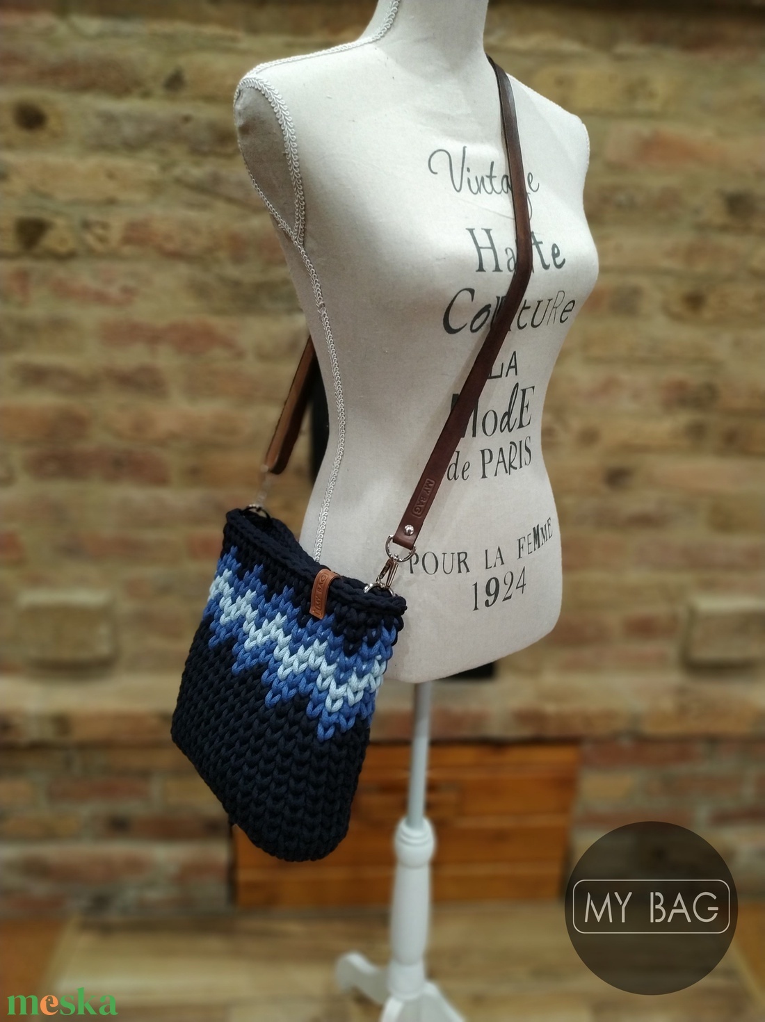 Horgolt női crossbody táska NAVYKÉK színben bőr vállpánttal - Cikk-cakk mintával - MINI - táska & tok - kézitáska & válltáska - vállon átvethető táska - Meska.hu Horgolt női crossbody táska NAVYKÉK színben bőr vállpánttal - Cikk-cakk mintával - MINI - táska & tok - kézitáska & válltáska - vállon átvethető táska - Meska.hu
