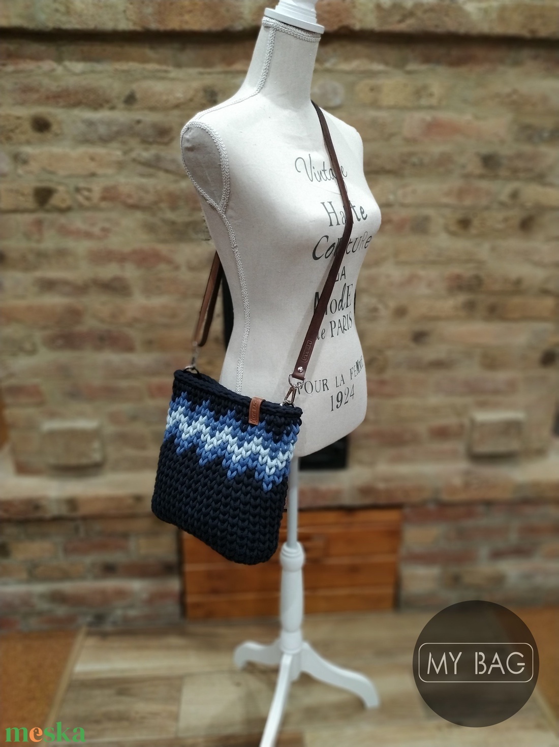 Horgolt női crossbody táska NAVYKÉK színben bőr vállpánttal - Cikk-cakk mintával - MINI - táska & tok - kézitáska & válltáska - vállon átvethető táska - Meska.hu Horgolt női crossbody táska NAVYKÉK színben bőr vállpánttal - Cikk-cakk mintával - MINI - táska & tok - kézitáska & válltáska - vállon átvethető táska - Meska.hu
