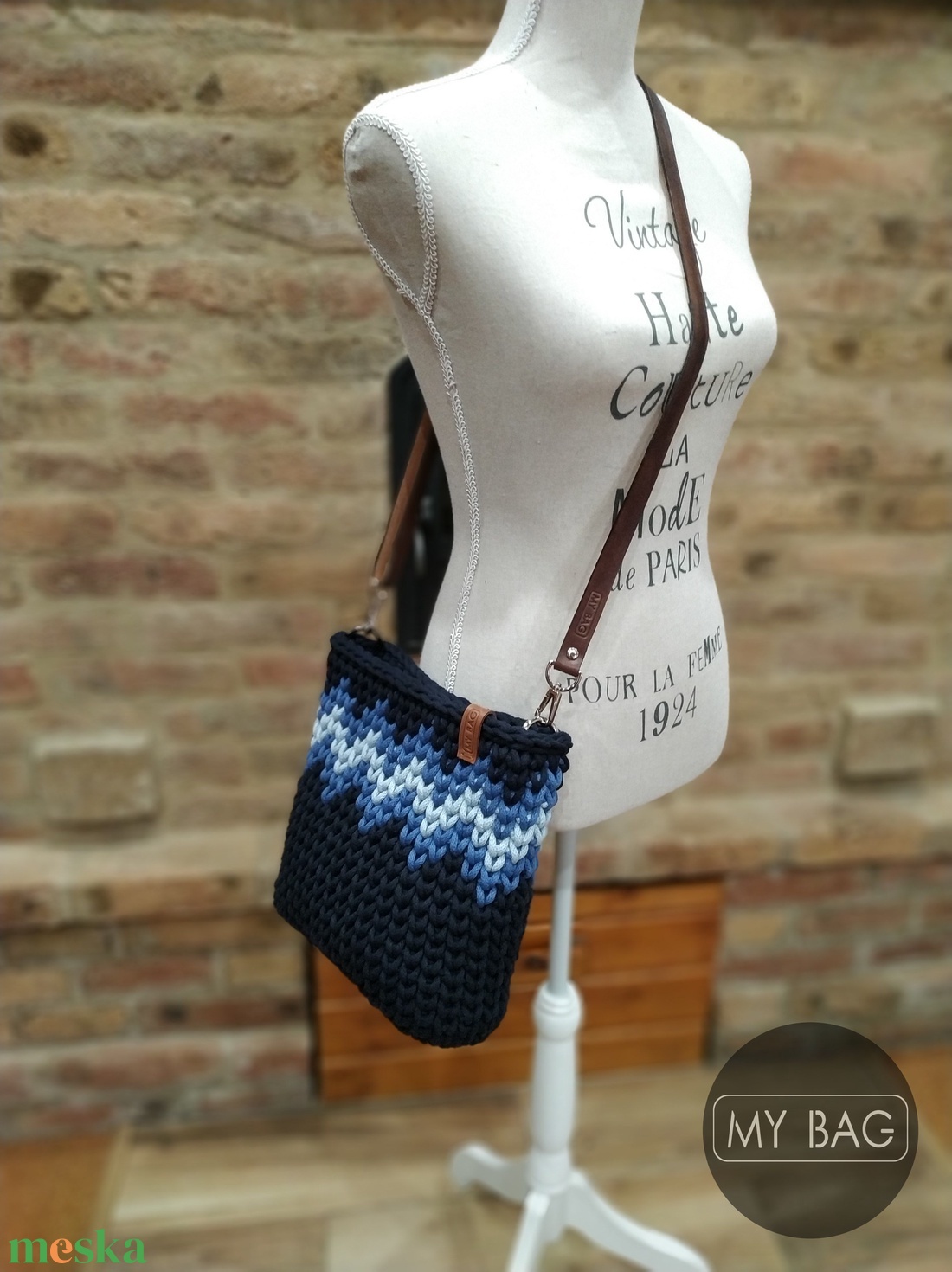 Horgolt női crossbody táska NAVYKÉK színben bőr vállpánttal - Cikk-cakk mintával - MINI - táska & tok - kézitáska & válltáska - vállon átvethető táska - Meska.hu Horgolt női crossbody táska NAVYKÉK színben bőr vállpánttal - Cikk-cakk mintával - MINI - táska & tok - kézitáska & válltáska - vállon átvethető táska - Meska.hu