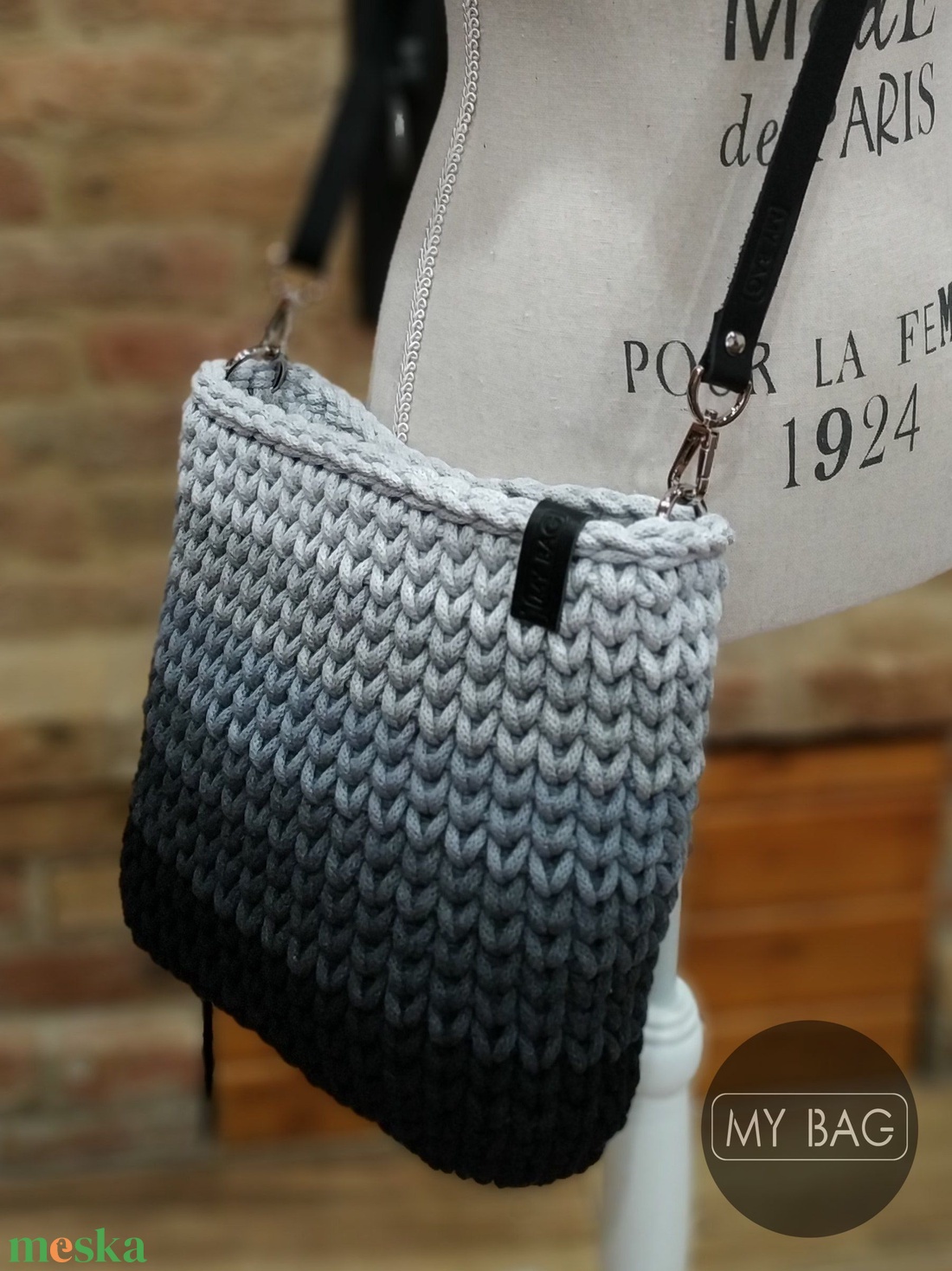 Horgolt női crossbody táska SZÜRKE csíkos - bőr vállpánttal - MINI - táska & tok - kézitáska & válltáska - vállon átvethető táska - Meska.hu Horgolt női crossbody táska SZÜRKE csíkos - bőr vállpánttal - MINI - táska & tok - kézitáska & válltáska - vállon átvethető táska - Meska.hu