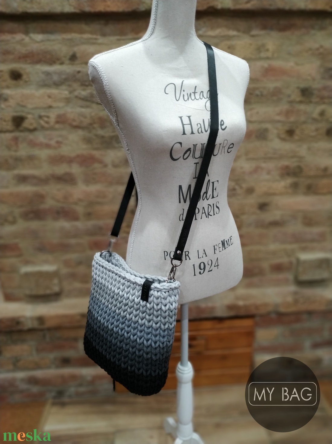 Horgolt női crossbody táska SZÜRKE csíkos - bőr vállpánttal - MINI - táska & tok - kézitáska & válltáska - vállon átvethető táska - Meska.hu Horgolt női crossbody táska SZÜRKE csíkos - bőr vállpánttal - MINI - táska & tok - kézitáska & válltáska - vállon átvethető táska - Meska.hu