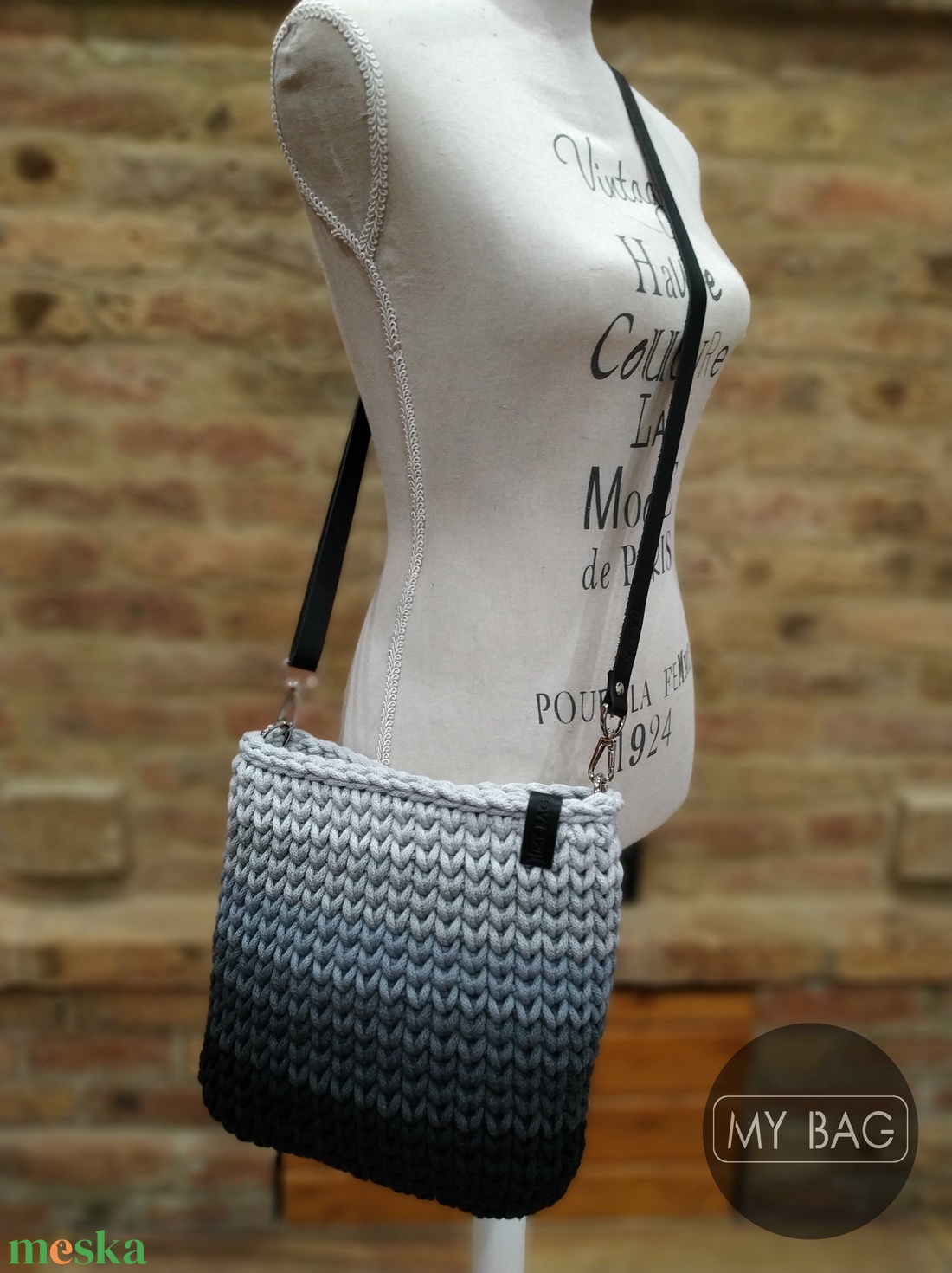 Horgolt női crossbody táska SZÜRKE csíkos - bőr vállpánttal - MINI - táska & tok - kézitáska & válltáska - vállon átvethető táska - Meska.hu Horgolt női crossbody táska SZÜRKE csíkos - bőr vállpánttal - MINI - táska & tok - kézitáska & válltáska - vállon átvethető táska - Meska.hu