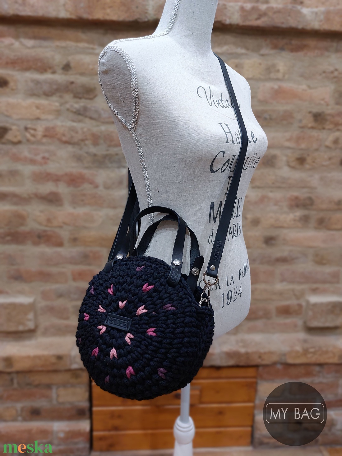 Horgolt női körtáska - MINI - HEARTS - Crossbody - FEKETE - táska & tok - kézitáska & válltáska - vállon átvethető táska - Meska.hu Horgolt női körtáska - MINI - HEARTS - Crossbody - FEKETE - táska & tok - kézitáska & válltáska - vállon átvethető táska - Meska.hu