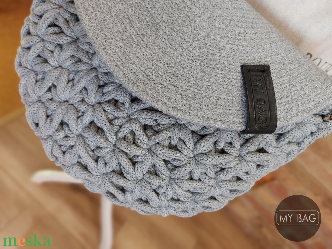 Horgolt női crossbody táska - Jázmin mintával - BETONSZÜRKE - táska & tok - kézitáska & válltáska - vállon átvethető táska - Meska.hu Horgolt női crossbody táska - Jázmin mintával - BETONSZÜRKE - táska & tok - kézitáska & válltáska - vállon átvethető táska - Meska.hu