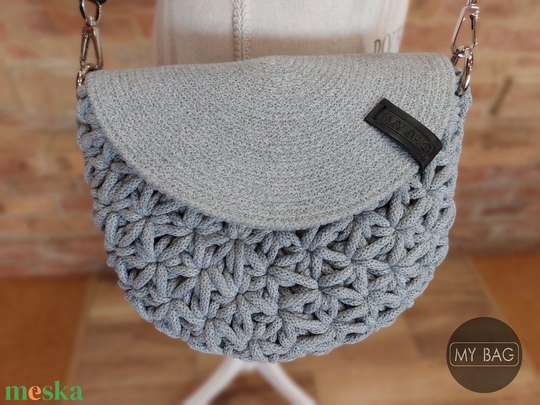 Horgolt női crossbody táska - Jázmin mintával - BETONSZÜRKE - táska & tok - kézitáska & válltáska - vállon átvethető táska - Meska.hu Horgolt női crossbody táska - Jázmin mintával - BETONSZÜRKE - táska & tok - kézitáska & válltáska - vállon átvethető táska - Meska.hu