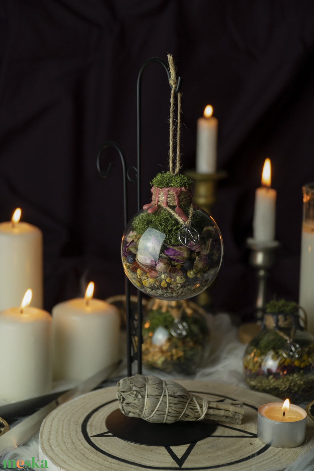 Béke és Szeretet Witch Ball, kézműves boszorkány gömb gyógynövényekkel, energiatisztító, harmonizáló otthondekor - otthon & életmód - dekoráció - ajtó- és ablak dekoráció - ablakdísz - Meska.hu