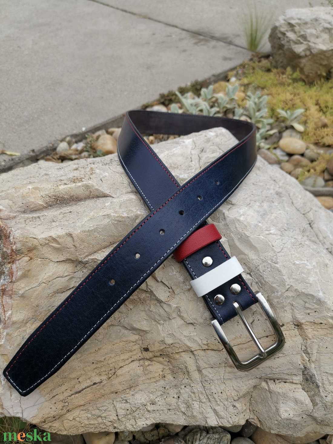Tengerészkék rozsdamentes acél csatos bőr öv, színes varrással.  - ruha & divat - öv & övcsat - öv - Meska.hu