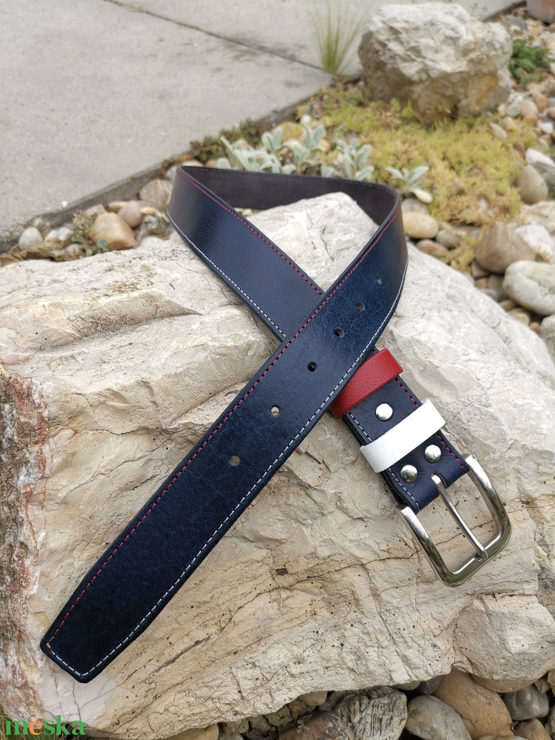 Tengerészkék rozsdamentes acél csatos bőr öv, színes varrással.  - ruha & divat - öv & övcsat - öv - Meska.hu