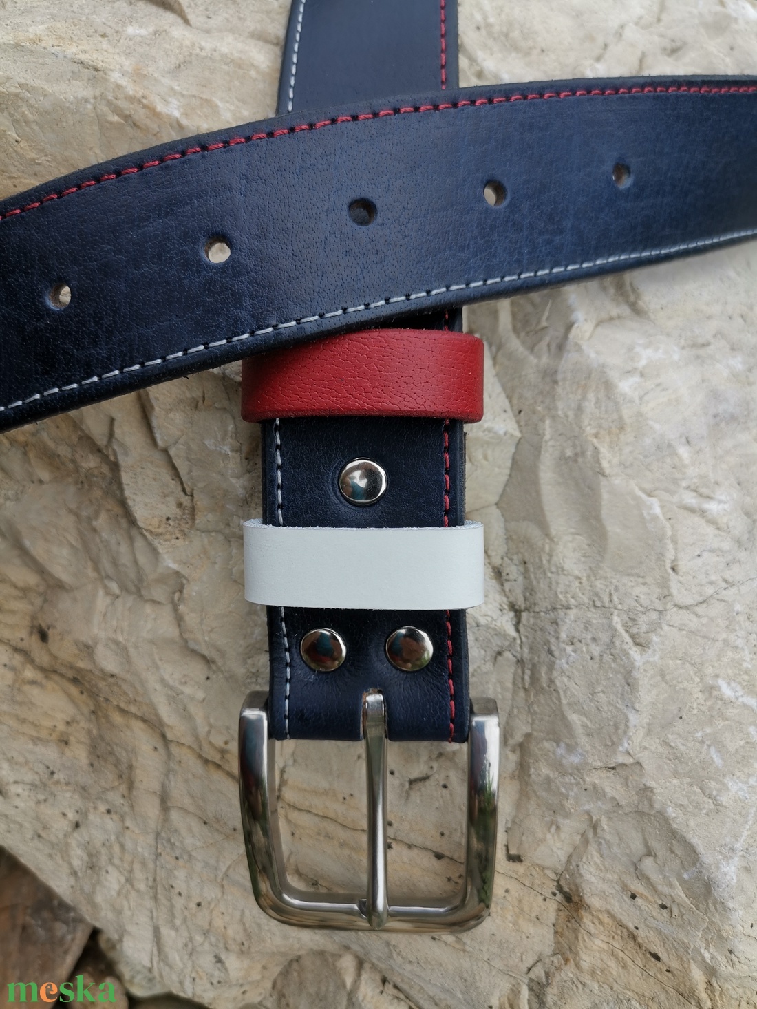 Tengerészkék rozsdamentes acél csatos bőr öv, színes varrással.  - ruha & divat - öv & övcsat - öv - Meska.hu