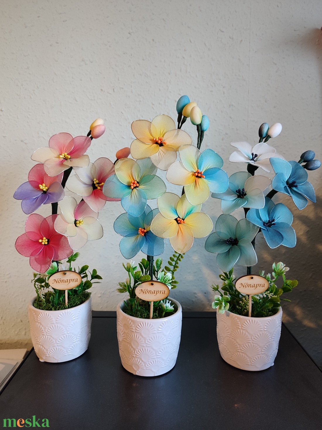 Nőnapi harisnya virágok - otthon & életmód - virágdekoráció - virágdíszek - asztali virágdísz - Meska.hu