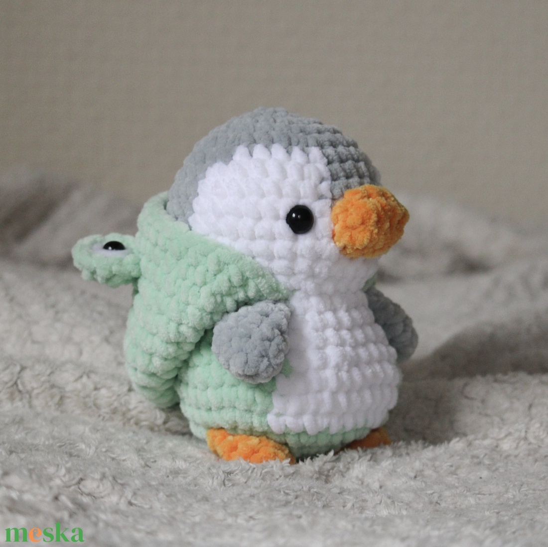 Horgolt pingvin plüss, béka jelmezben - játék & sport - plüssállat & játékfigura - más figura - Meska.hu