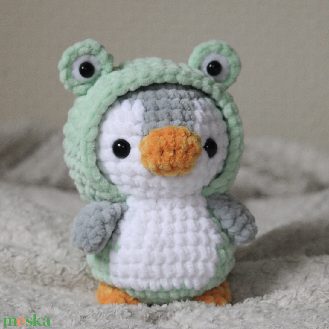 Horgolt pingvin plüss, béka jelmezben - játék & sport - plüssállat & játékfigura - más figura - Meska.hu