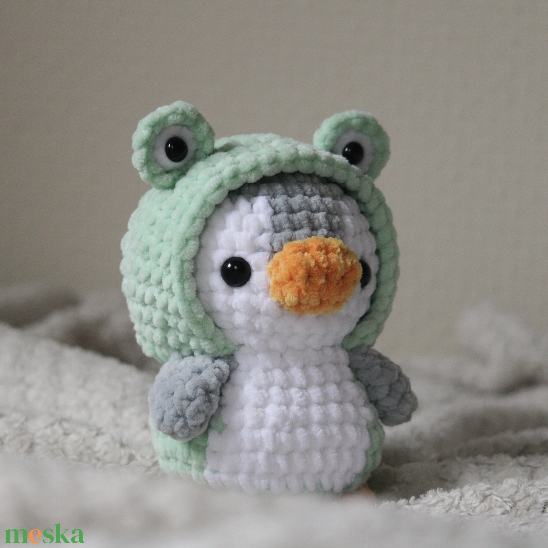 Horgolt pingvin plüss, béka jelmezben - játék & sport - plüssállat & játékfigura - más figura - Meska.hu