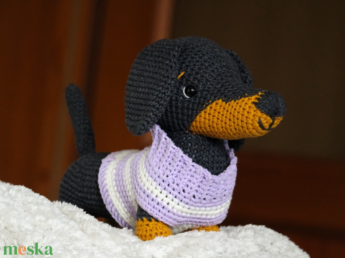 Horgolt tacskó plüss - játék & sport - plüssállat & játékfigura - kutya - Meska.hu