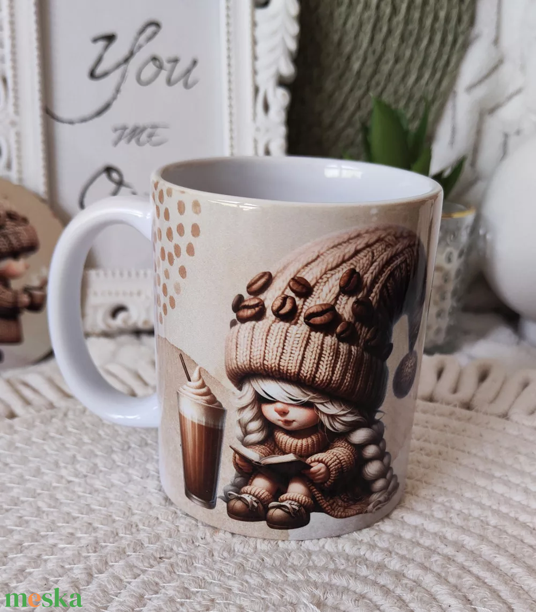 Névvel kérhető kávés manó lány - Kávé és könyv bögre - otthon & életmód - konyhafelszerelés, tálalás - tálalás - bögre & csésze - Meska.hu