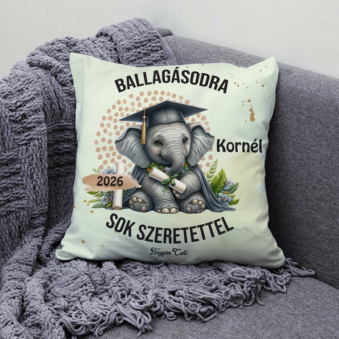 Ballagás 2026: elefánt mintás egyedi párna névvel - személyre szabott emlék (POLI40-0406) - otthon & életmód - lakástextil - párna & párnahuzat - díszpárna (belsővel együtt) - Meska.hu
