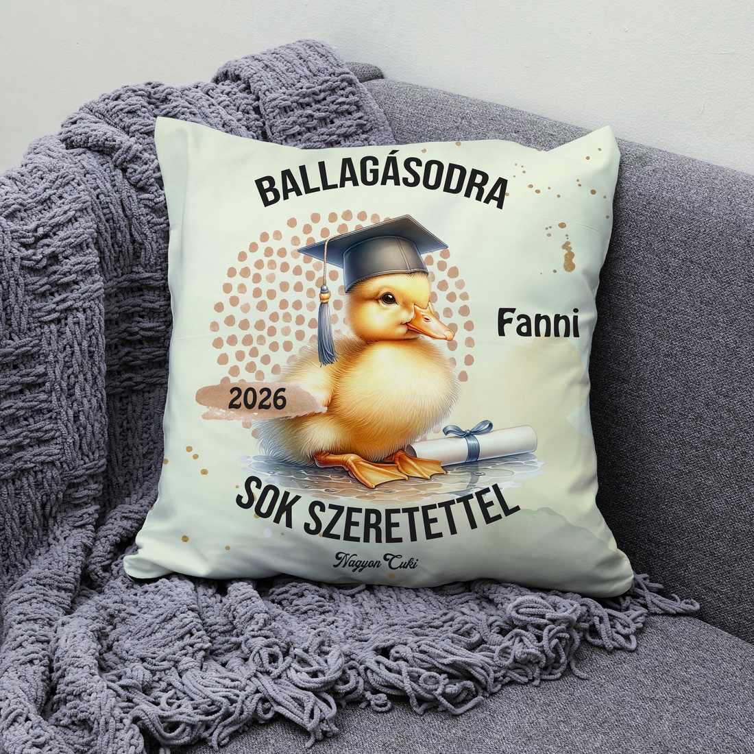 Ballagás 2026: kacsa mintás egyedi párna névvel - személyre szabott emlék (POLI40-0403) - otthon & életmód - lakástextil - párna & párnahuzat - díszpárna (belsővel együtt) - Meska.hu