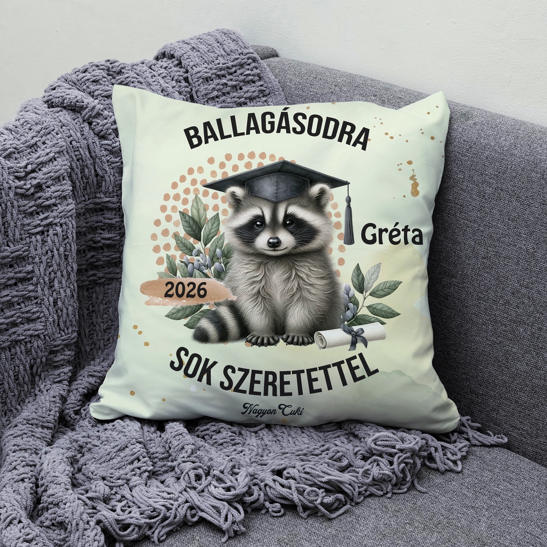 Ballagás 2026: mosómedve mintás egyedi párna névvel - személyre szabott emlék (POLI40-0402) - otthon & életmód - lakástextil - párna & párnahuzat - díszpárna (belsővel együtt) - Meska.hu