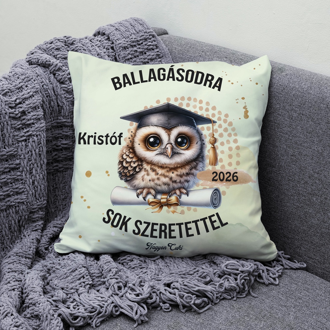 Ballagás 2026: bagoly mintás egyedi párna névvel - személyre szabott emlék (POLI40-0399) - otthon & életmód - lakástextil - párna & párnahuzat - díszpárna (belsővel együtt) - Meska.hu