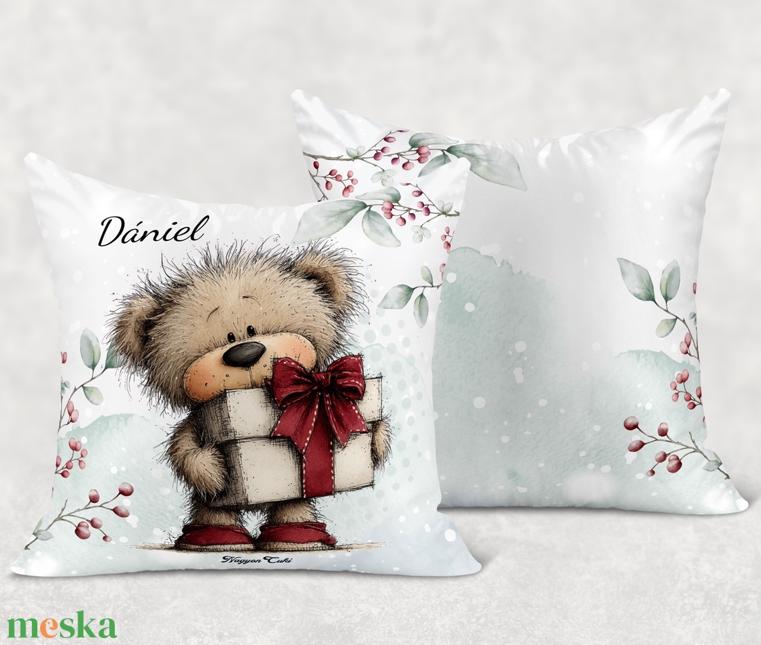 Névre szóló karácsonyi maci ajándékkal mintás 40x40-es díszpárna - egyedi feliratos karácsonyi ajándék (POLI40-0523) - otthon & életmód - lakástextil - párna & párnahuzat - díszpárna (belsővel együtt) - Meska.hu