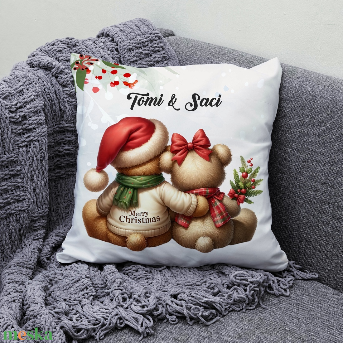 Névre szóló karácsonyi Teddy maci (sállal) mintás 40x40-es díszpárna - egyedi feliratos karácsonyi ajándék (POLI40-0349) - otthon & életmód - lakástextil - párna & párnahuzat - díszpárna (belsővel együtt) - Meska.hu