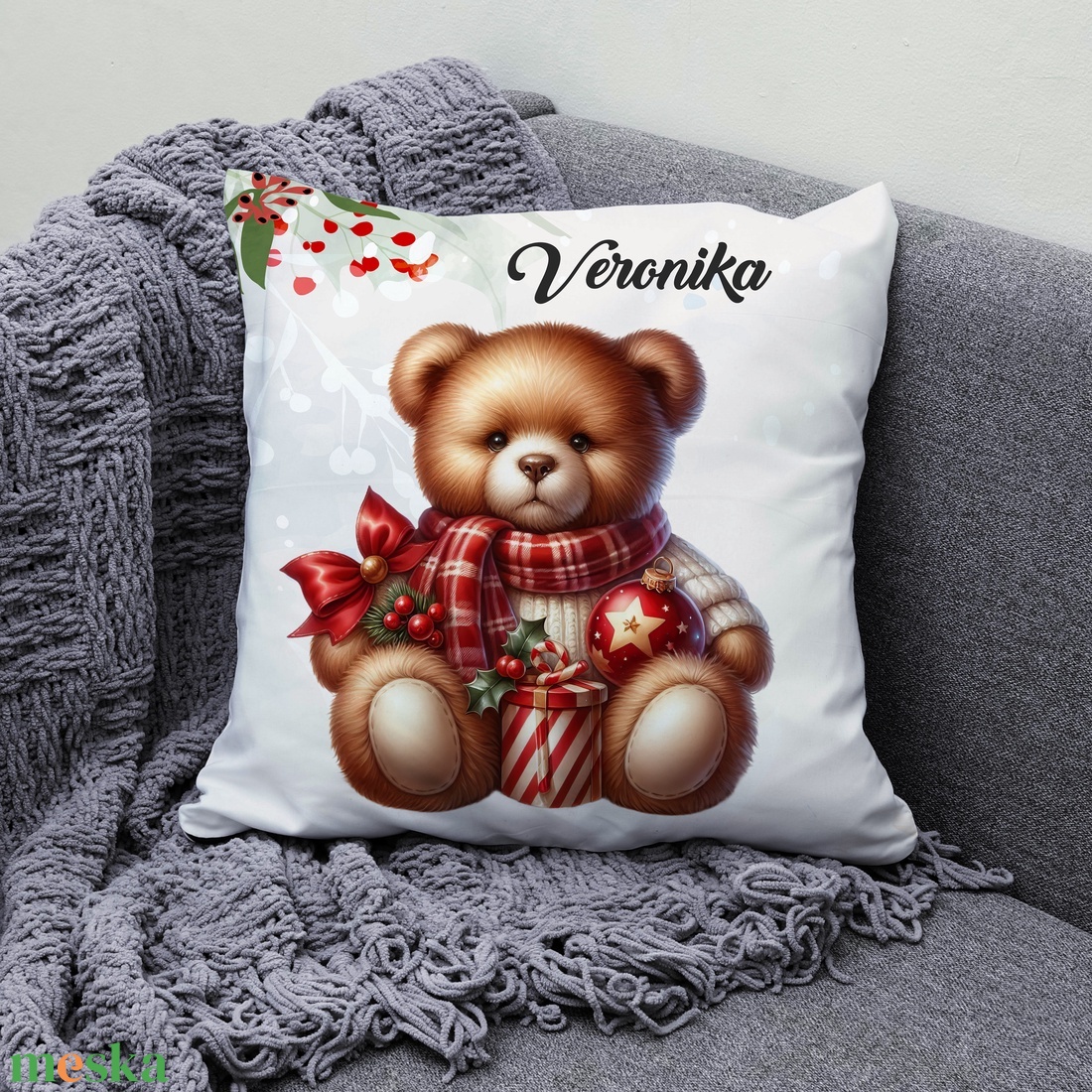 Névre szóló karácsonyi Teddy maci (sálas) mintás 40x40es díszpárna - egyedi feliratos karácsonyi ajándék (POLI40-0357) - otthon & életmód - lakástextil - párna & párnahuzat - díszpárna (belsővel együtt) - Meska.hu
