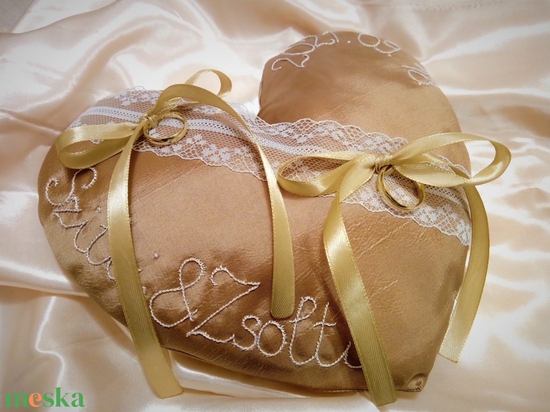 Egyedi, hímzett gyűrűpárna - esküvő - kiegészítők - gyűrűtartó & gyűrűpárna - Meska.hu