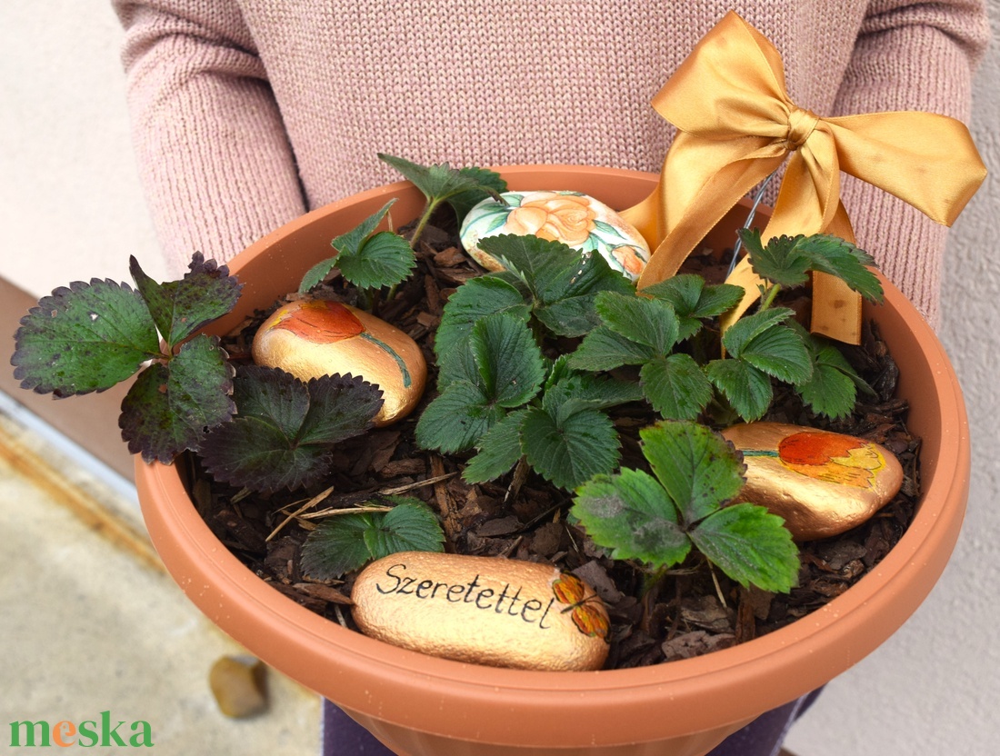 Cserepes eper dekoratív kövekkel - otthon & életmód - ház & kert - virágláda, balkonláda - Meska.hu