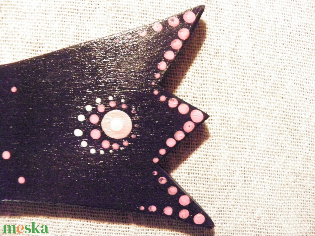 Ibolya, pontozott madár - Egyedi, naiv stílusú festett fa - Akár ablakba madárriasztó matrica helyett - művészet - más művészeti ág - Meska.hu