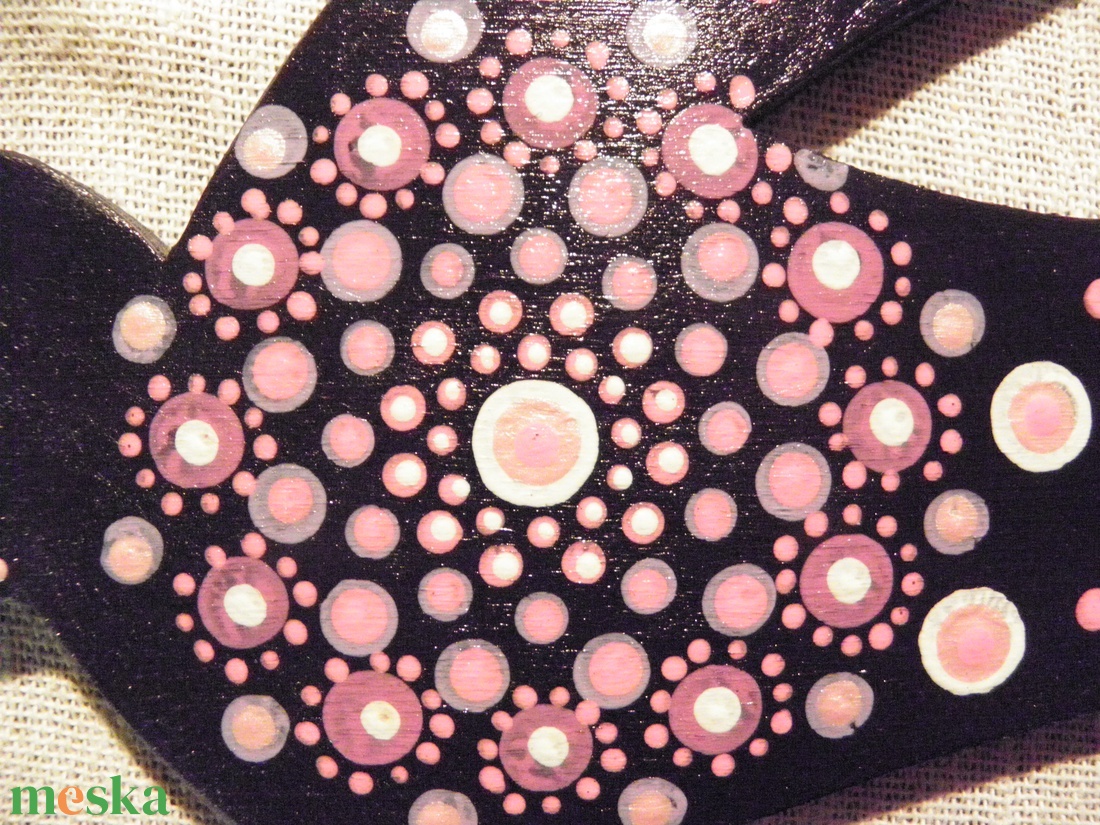 Ibolya, pontozott madár - Egyedi, naiv stílusú festett fa - Akár ablakba madárriasztó matrica helyett - művészet - más művészeti ág - Meska.hu