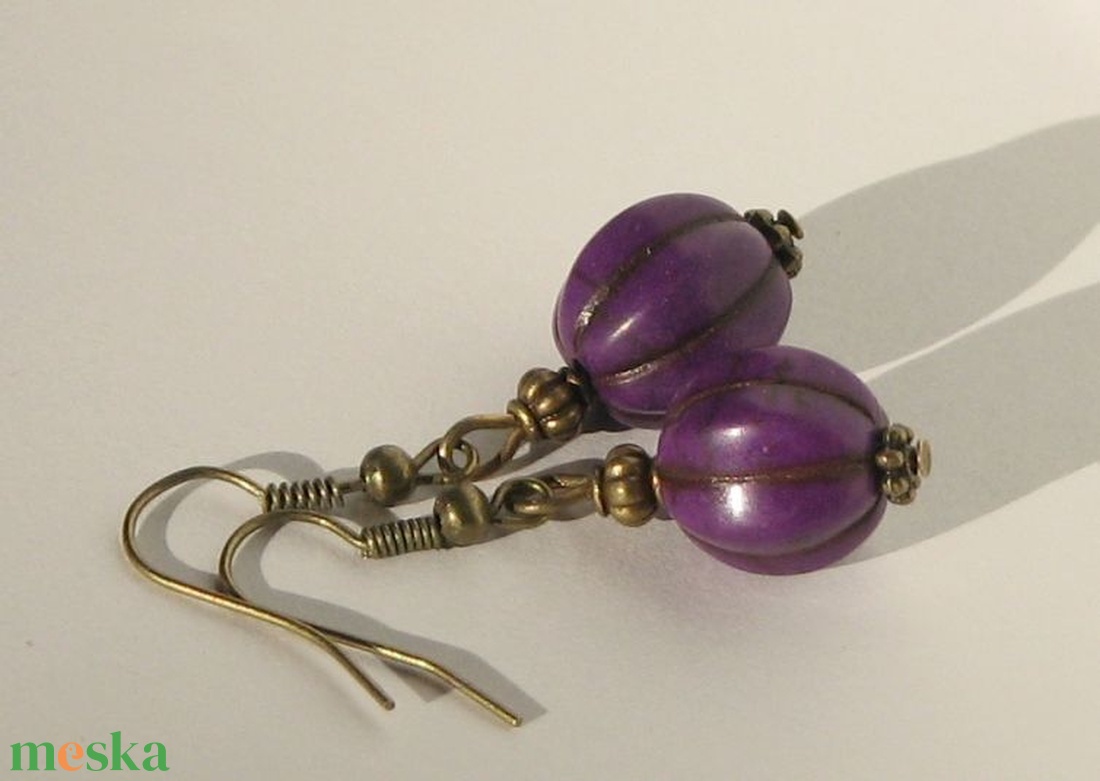 Lila howlit fülbevaló - ékszer - fülbevaló - lógó fülbevaló - Meska.hu