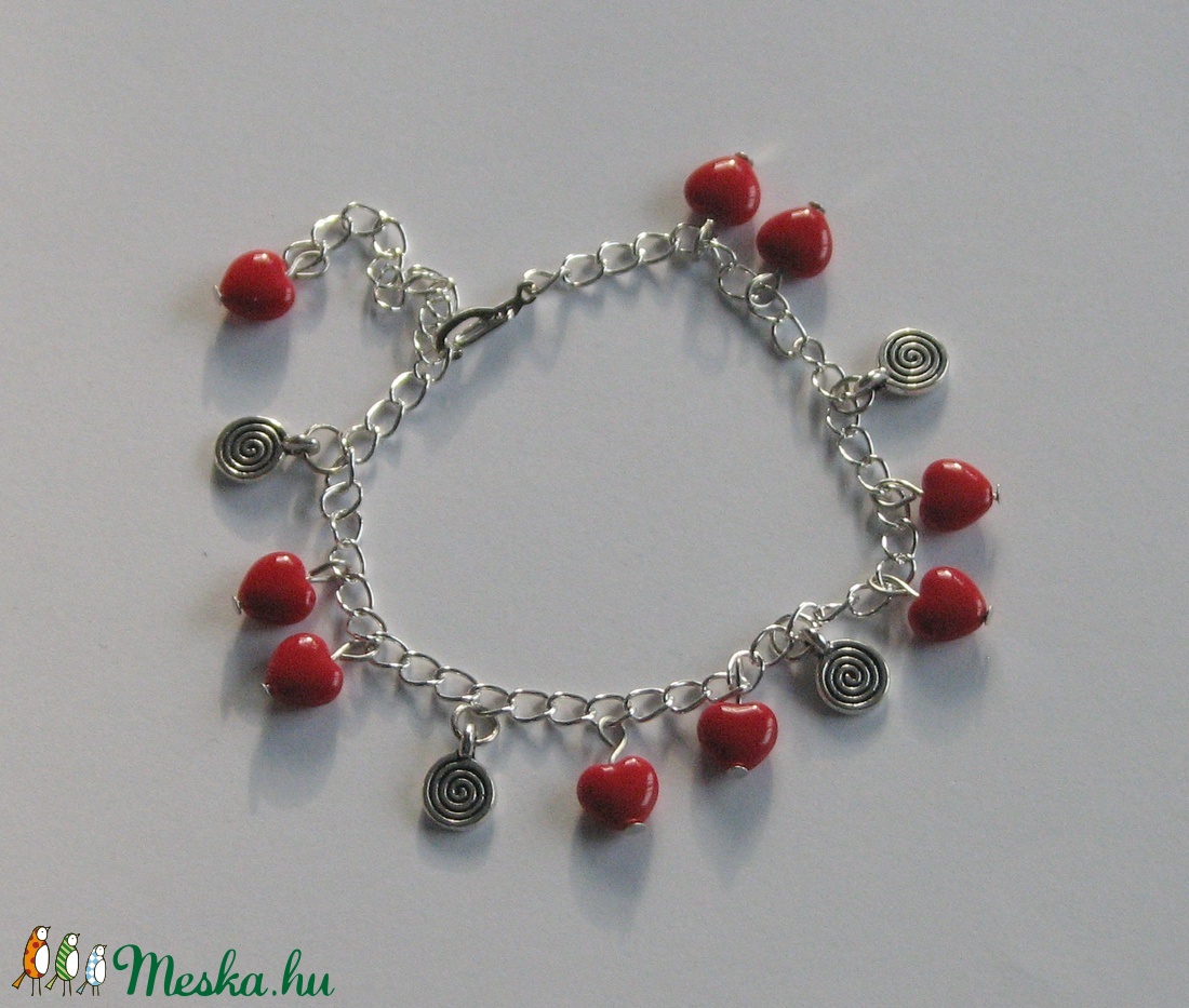 Karkötő szívekkel - piros - ékszer - karkötő - gyöngyös karkötő - Meska.hu