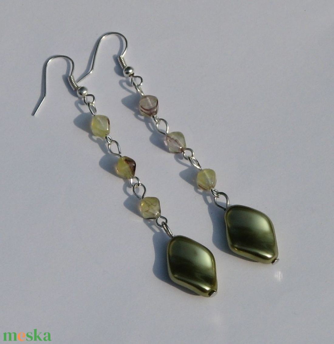 Világos zöld fülbevaló - ékszer - fülbevaló - lógó fülbevaló - Meska.hu