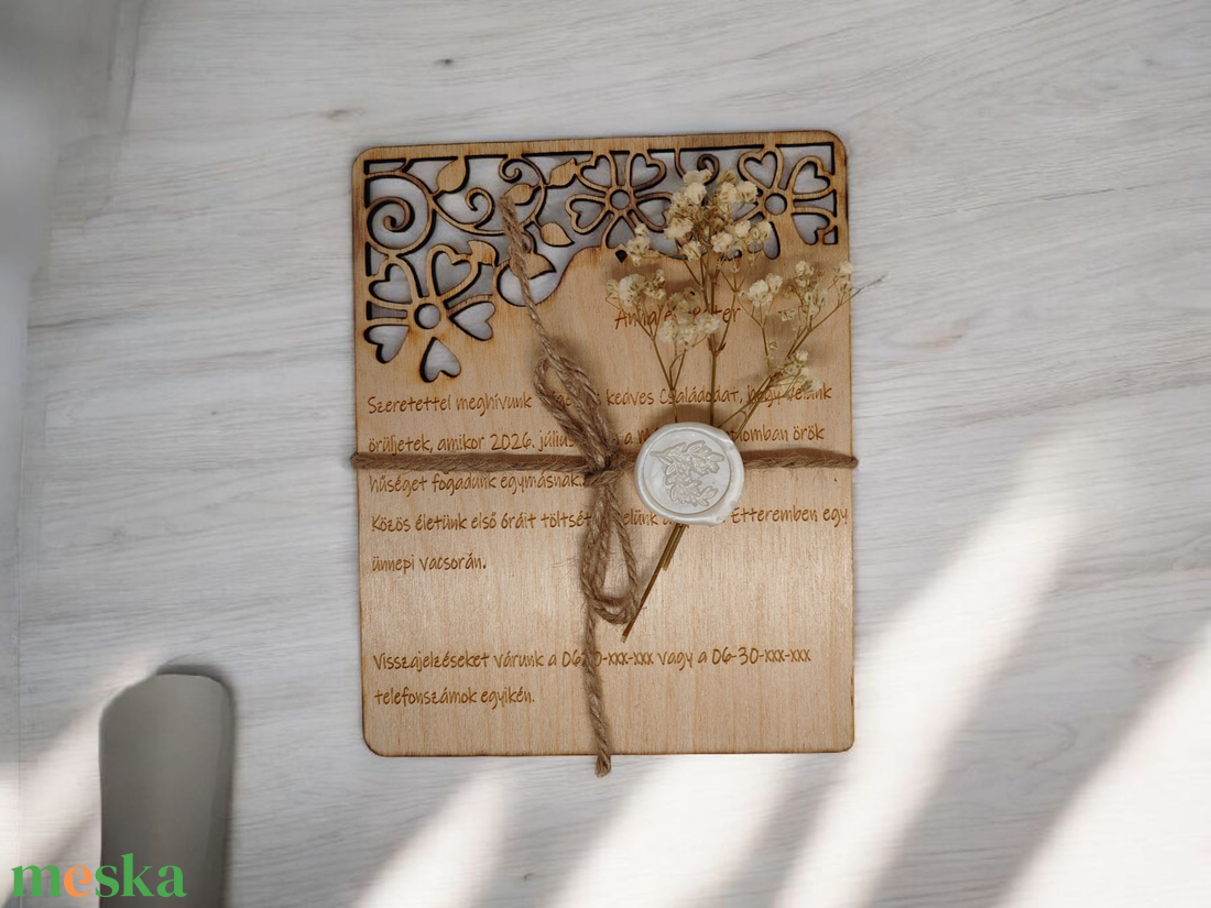 Egyedi, gravírozott fa esküvői meghívó! Rusztikus kiegészítőkkel és virágmintával ! - esküvő - meghívó & kártya - meghívó - Meska.hu