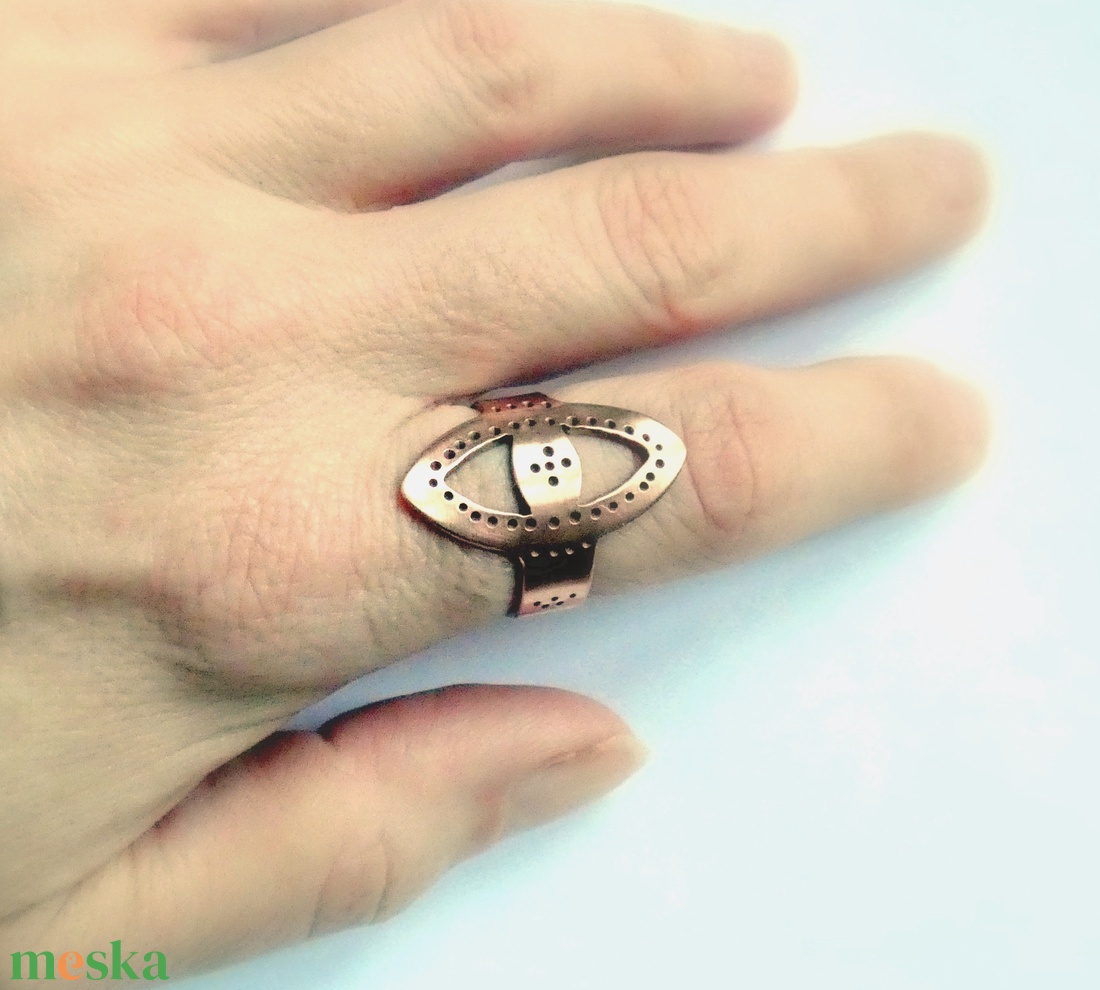 Pontozott lemez - vörösréz gyűrű - ékszer - gyűrű - statement gyűrű - Meska.hu
