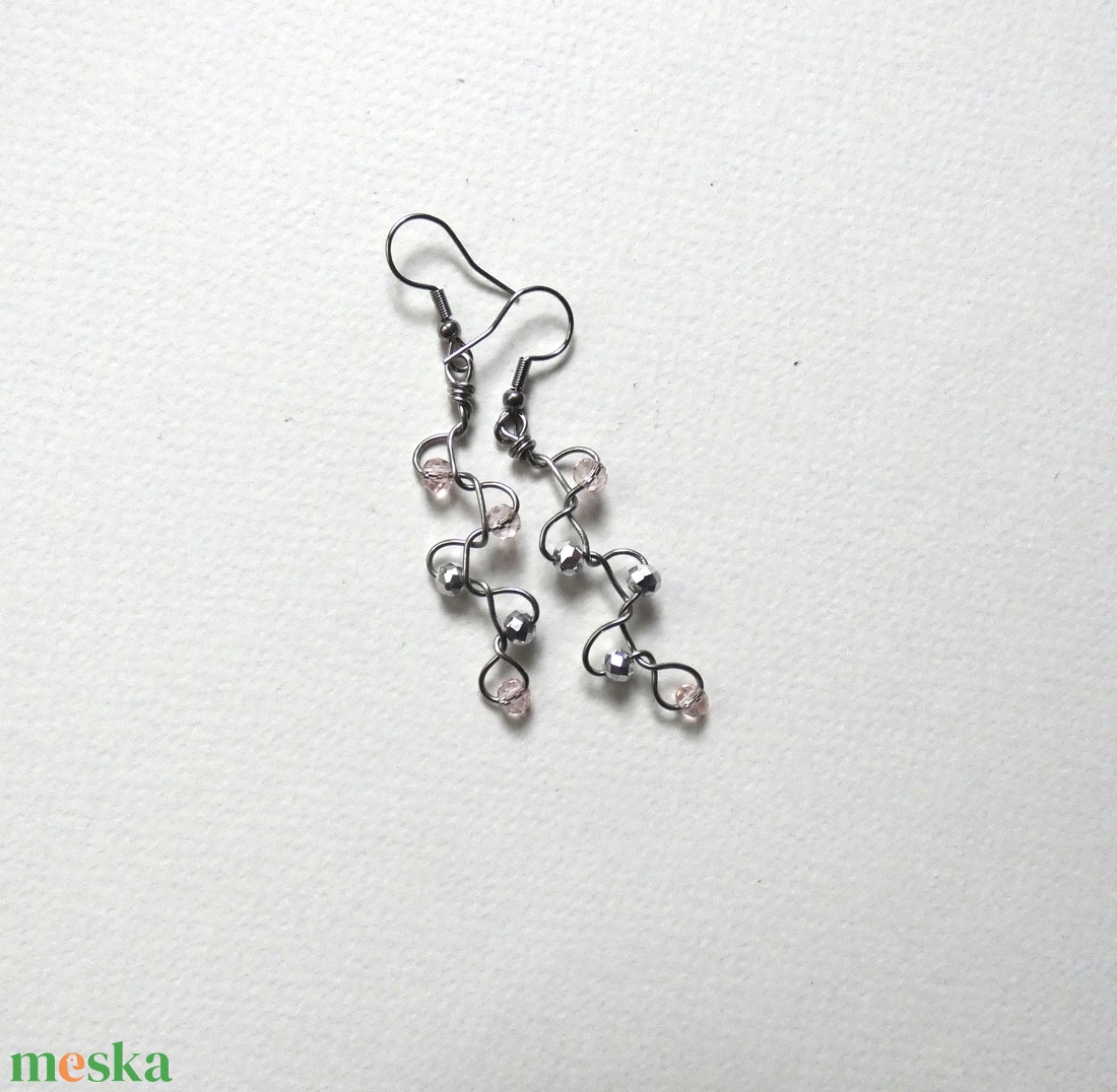 Acélszürke és rózsaszín acél fülbevaló - ékszer - fülbevaló - lógó fülbevaló - Meska.hu