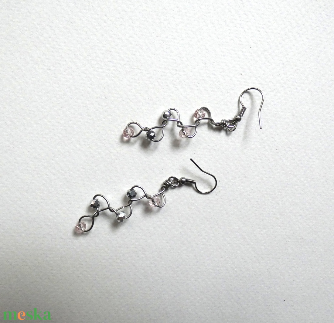 Acélszürke és rózsaszín acél fülbevaló - ékszer - fülbevaló - lógó fülbevaló - Meska.hu